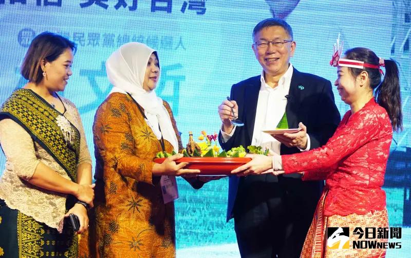 ▲桃園市多元族群後援會今天成立,有新住民獻上薑黃飯給柯文哲,祝福他高票當選。(圖/記者李春台攝,2023.11.20)