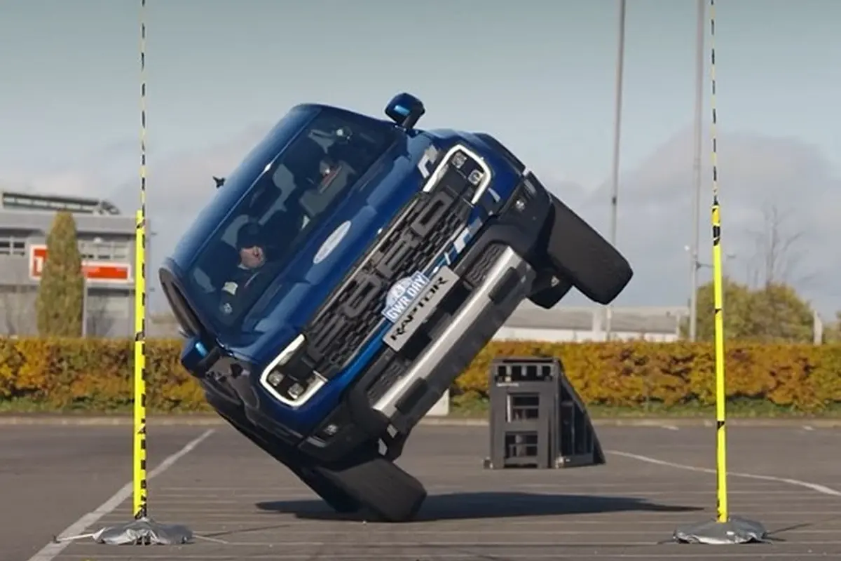 ▲ Ford Ranger Raptor不僅可兩輪特技，還創下最窄金氏世界紀錄 