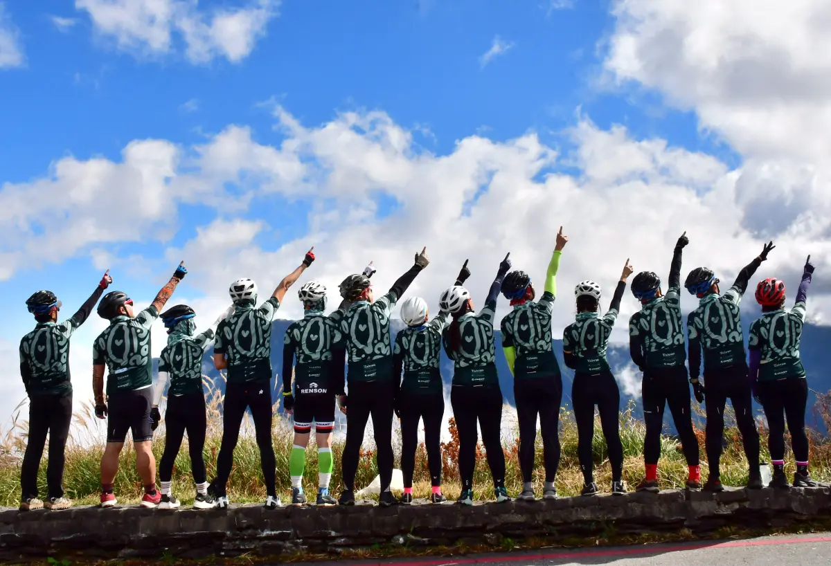 ▲領航騎士團於合歡山小風口美拍。自行車新文化基金會提供。