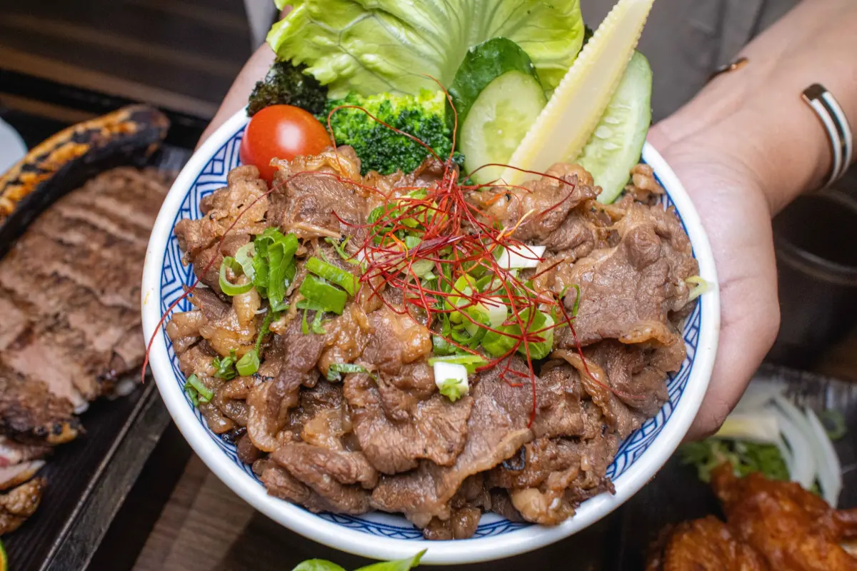 ▲「宮本武丼」迎接三週年，歡慶南投埔里門市全新開幕，同時推出「減壓抗漲菜單」，人氣燒肉丼飯只要99元，還有牛丼「買一送一」優惠，搭配免費雞湯、飲料與冰淇淋吃到飽超佛心。（圖／翻攝自宮本武丼FB）