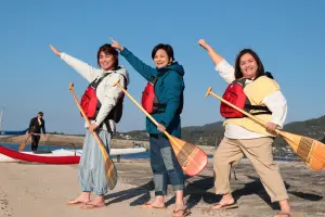 ▲楊貴媚、鍾欣凌、嚴藝文主持的實境節目《老少女奇遇記》第二季前往日本熊本錄製節目划獨木舟。