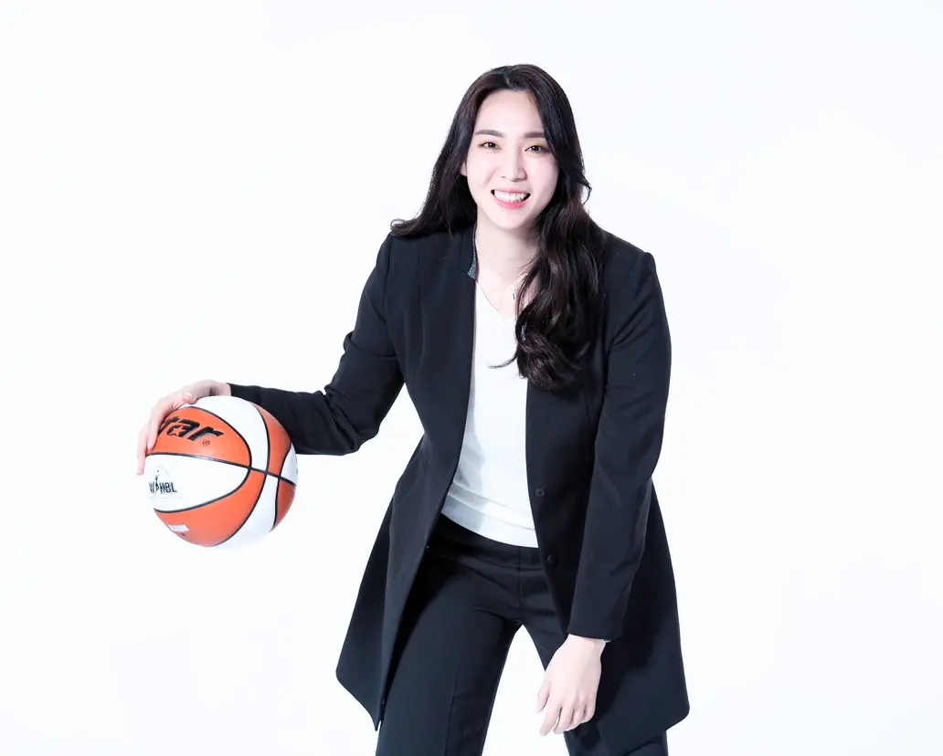 ▲112學年度UBA大專籃球聯賽，女一級預賽第一階，美和科大拿下2勝1敗，暫居第5，南韓客座教練白枝恩(Jieun Baek)扮演幕後功臣。美和科大提供