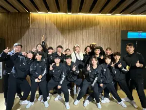 ▲南韓客座教練白枝恩(Jieun Baek)與美和科大球員合影。美和科大提供