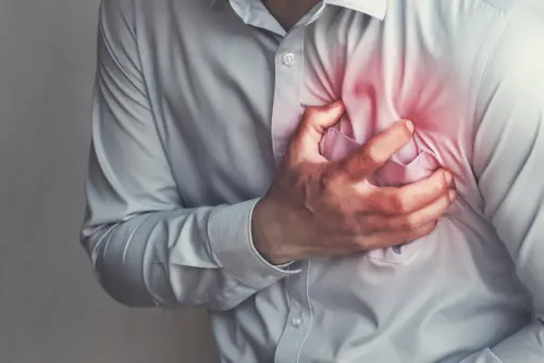 ▲心肌梗塞有4典型前兆，左胸痛、呼吸困難...5症狀任一種發作千萬不能等！心臟科醫師教你保命3步驟