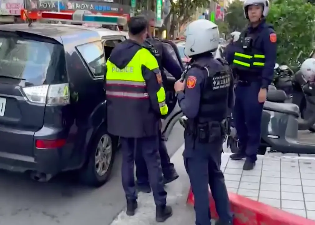 ▲台北市中山區一家酒店外，今（21）晨傳出糾紛，警方到場將涉案人等全帶回釐清事發經過。（圖／翻攝畫面）