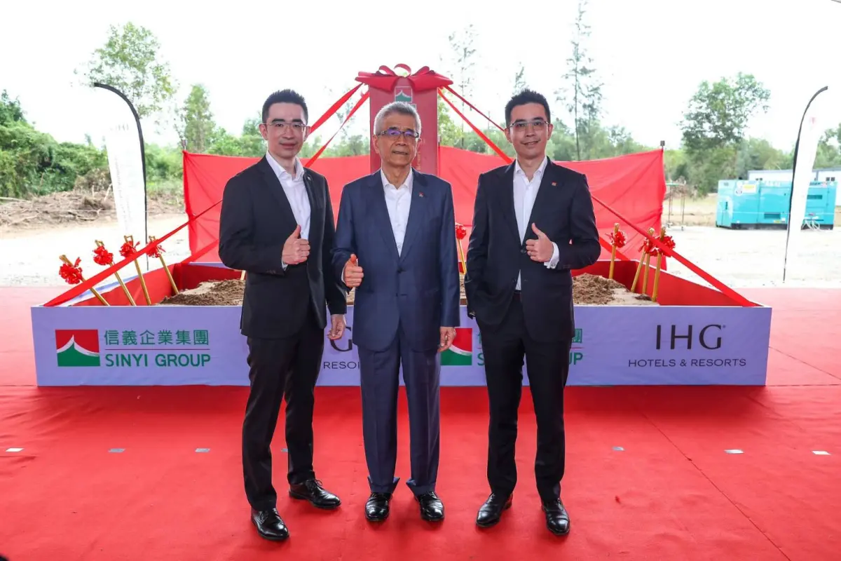 ▲信義房屋董事長周耕宇、信義企業集團創辦人周俊吉、信義企業集團觀光旅遊事業群總監周君澔（左至右）兩代共創淨零大計。（圖／資料照片）