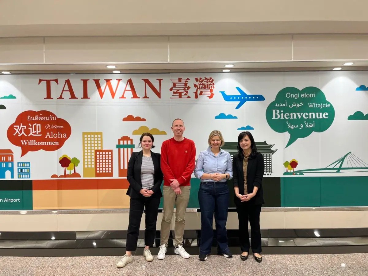 ▲外交部歐洲司副秘書長李秀窈（右一）在桃園機場迎接梅比（右二）乙行。（圖／外交部提供）