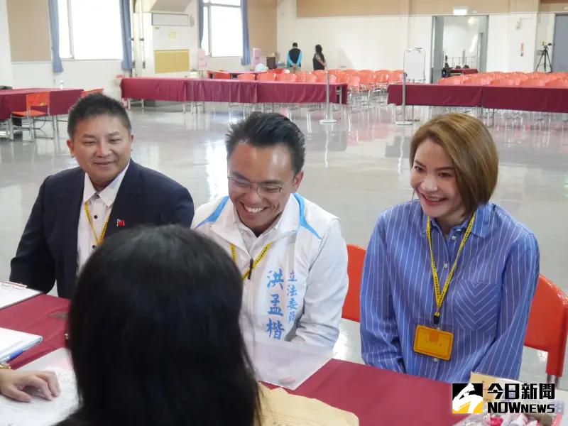 ▲ 同樣列入國民黨不分區立委名單的新北市政府法制局長吳宗憲(左)與陳菁徽(右),陪同競選連任的洪孟愷(中)登記參選。(圖 /記者吳嘉億攝,2023.11.21)
