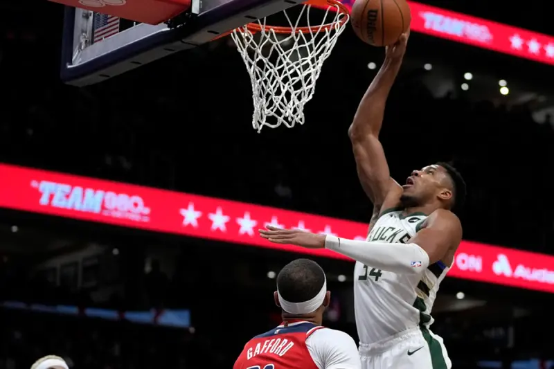 ▲「字母哥」Giannis Antetokounmpo全場23投20中，崁下42分，打爆巫師。（圖／美聯社／達志影像）