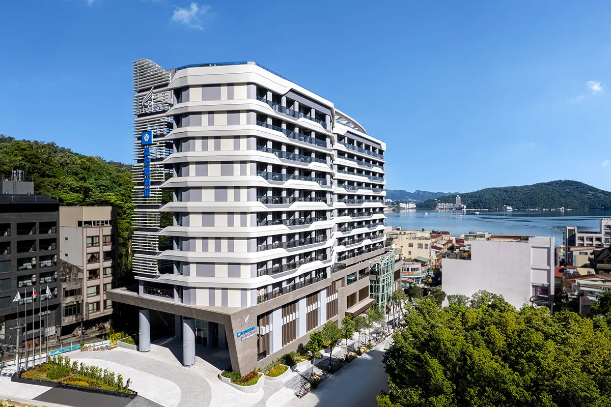 ▲力麗集團打造的「日月潭力麗溫德姆溫泉酒店」，今年8月剛試營運，卻爆出酒店官網中的訂房網頁以簡體字顯示酒店地址在「中國台灣」，業者公開解釋其原因。（圖／資料照，易遊網提供）