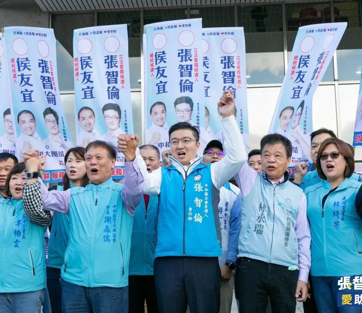 ▲國民黨立委參選人張智倫（中）父親張慶忠中和住家頂樓，違建高爾夫練習場。（圖／翻攝自張智倫臉書）