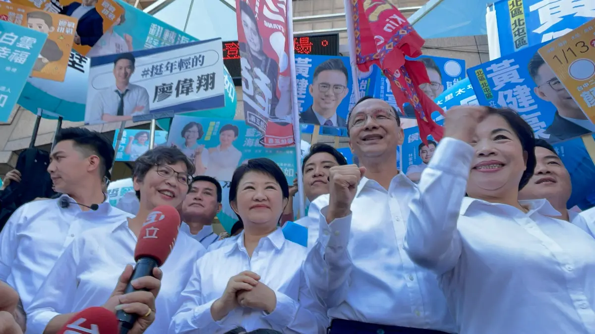 ▲朱立倫今到台中陪同國民黨8位立委候選人、民眾黨候選人蔡壁如辦理聯合登記。（圖／記者顏幸如攝，2023.11.21）