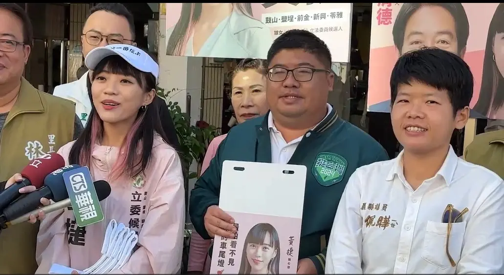 ▲剛出爐的「山道猴子聯名擋泥板」，黃捷將第一塊送給蔡易餘。（圖／翻攝畫面）