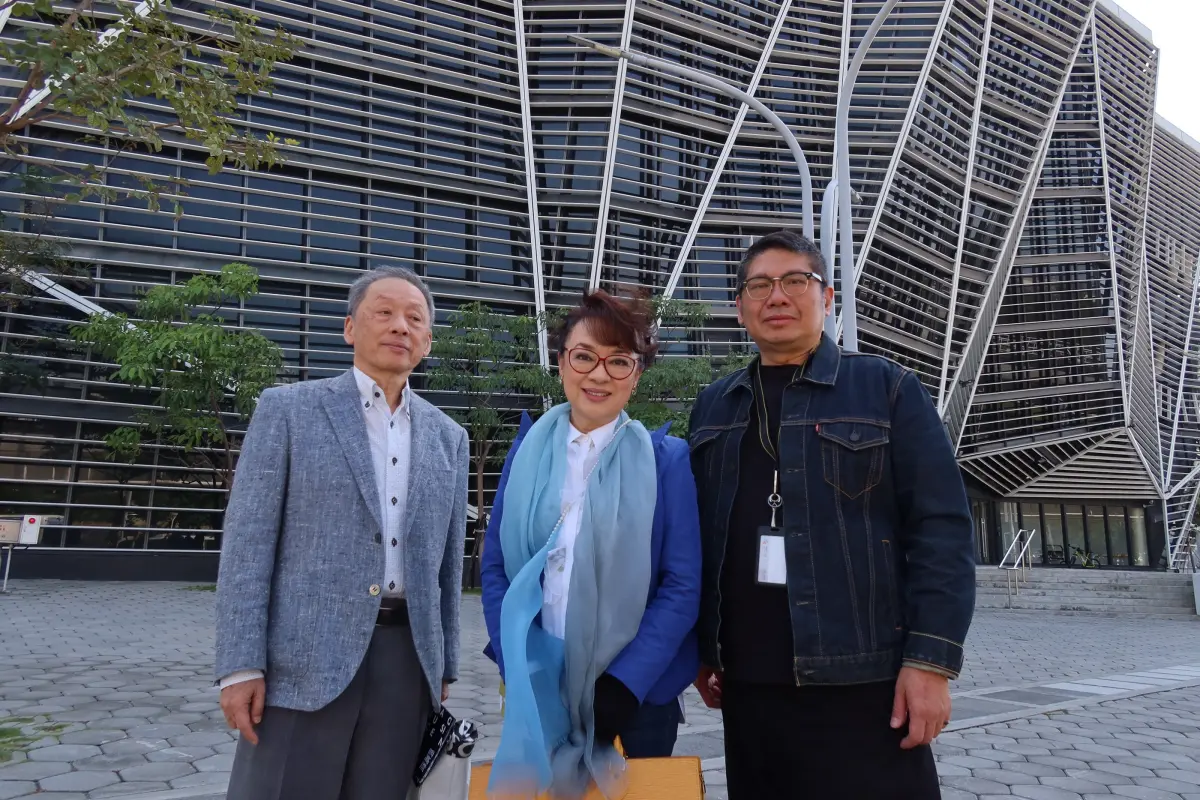 ▲翁倩玉（中）與兄長翁祖模（左）造訪高流，執行長丁度嵐全程陪同。（圖／高流提供）