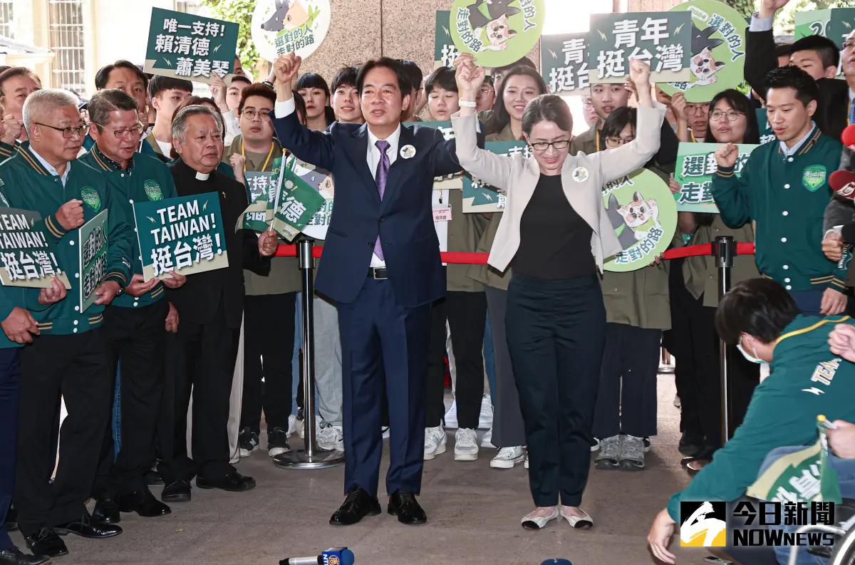 ▲麥克風掉落後，蕭美琴偷喵地板。（圖／記者葉政勳攝，2023.11.21）