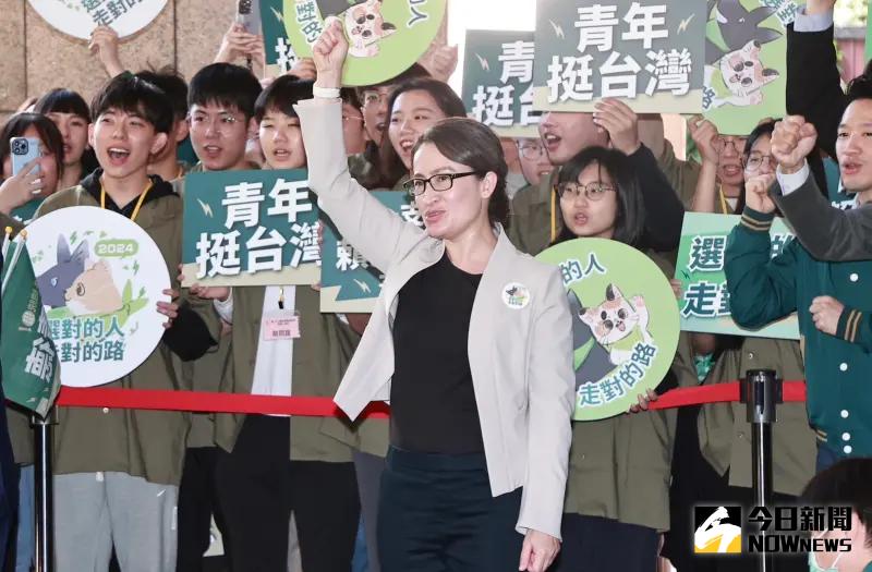 ▲蕭美琴上午赴中選會登記。(圖/記者葉政勳攝,2023.11.21)