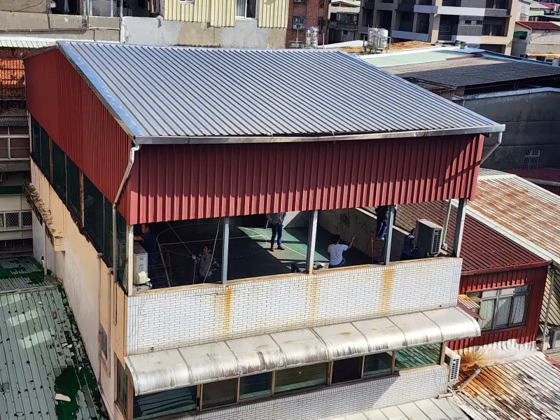 ▲國民黨提名新北市第8選區的立委參選人張智倫雇工自行拆除其父住家頂樓違規設施。（圖 ／張智倫提供）