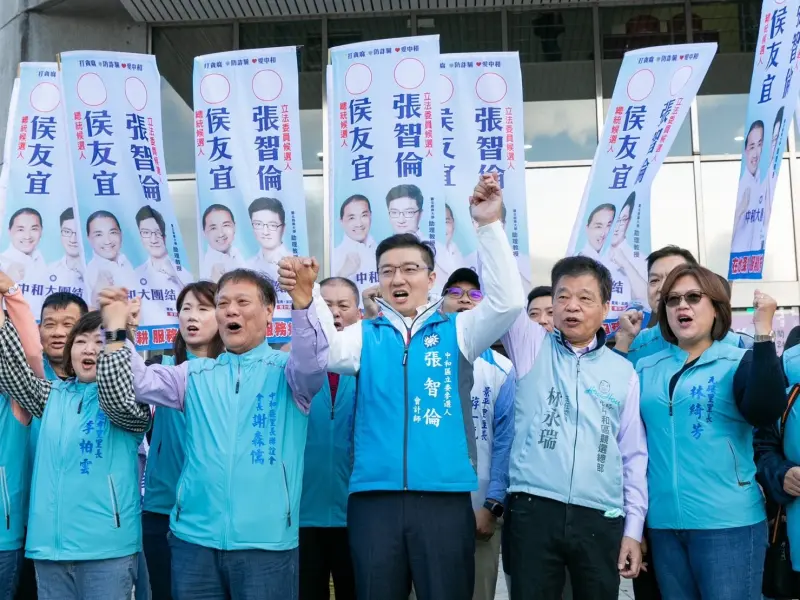 ▲國民黨提名新北市第8選區的立委參選人張智倫雇工自行拆除其父住家頂樓違規設施，喊話賴清德也應拆除萬里老家違建。（圖 ／張智倫提供）