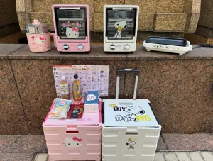 聖誕999元福袋,多功能電器、四輪摺疊購物車款。(圖/記者鍾怡婷攝) ▲聖誕999元福袋,多功能電器、四輪摺疊購物車款。(圖/記者鍾怡婷攝)