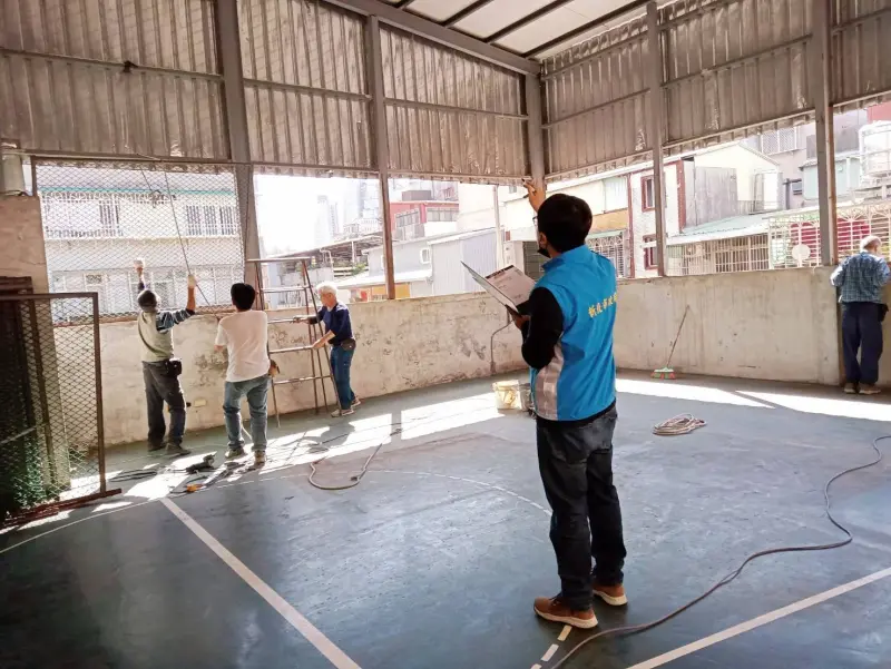 ▲新北市政府工務局前往前立委張慶忠住家頂樓會勘違建設施。（圖 ／新北市政府工務局提供）