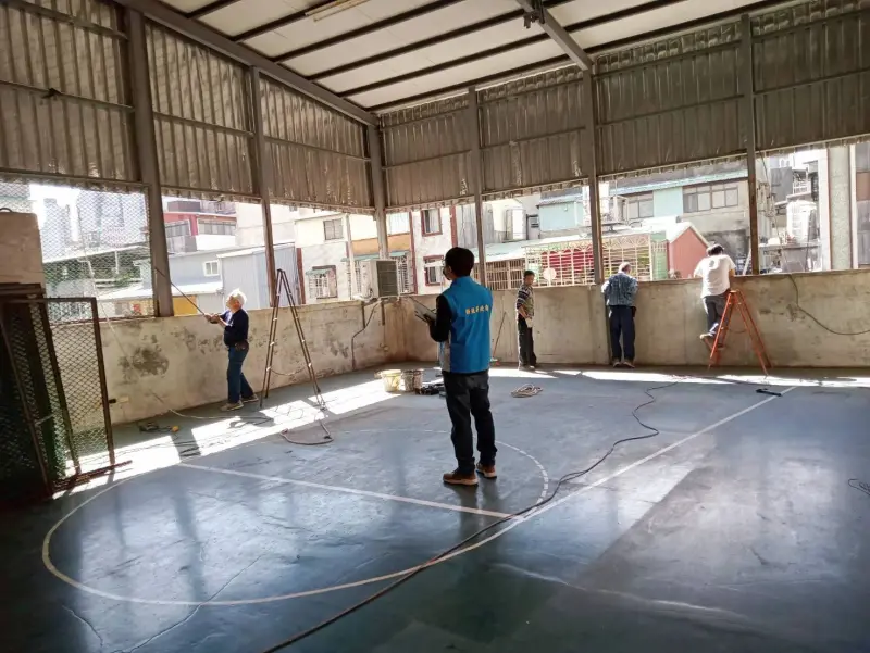 ▲新北市政府工務局前往前立委張慶忠住家頂樓會勘違建設施。（圖 ／新北市政府工務局提供）