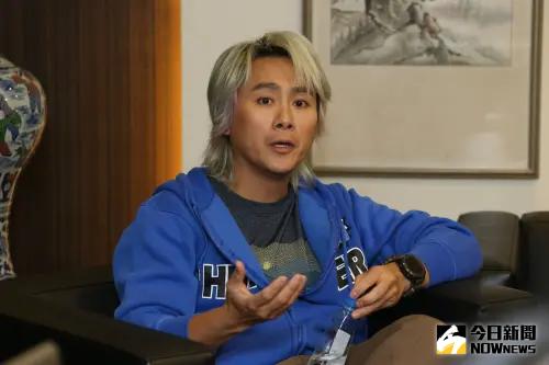 ▲王仁甫強調,他和小豬還是朋友的關係,關於20年前事情早就不在意了,沒有像孫德榮講得那麼嚴重,也透露事發後有傳訊給孫德榮關心,希望對方別再提了。(圖/記者吳翊緁攝影) ▲王仁甫強調,他和小豬還是朋友的關係,關於20年前事情早就不在意了,沒有像孫德榮講得那麼嚴重,也透露事發後有傳訊給孫德榮關心,希望對方別再提了。(圖/記者吳翊緁攝影)