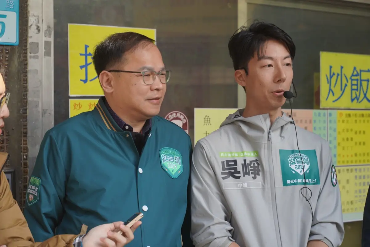 ▲吳崢（右）、王義川（左）上午接受媒體訪問。（圖／吳崢辦公室提供）