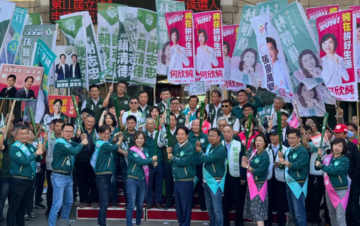 ▲民進黨總統候選人賴清德到台中輔選，和立委候選人們一起揮棒。（圖／立委莊競程提供，2023.11.21）