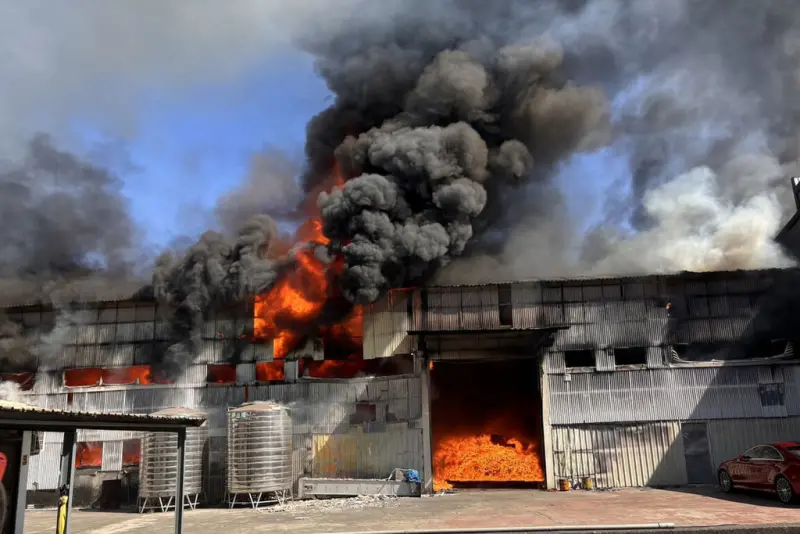 ▲位於台南市新營區的一家資源再生公司廠房，今（21）日中午突然發生火警。（圖／翻攝畫面）