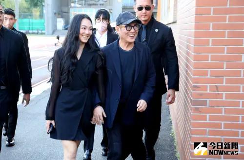 ▲李連杰（前排右）前年曾帶著女兒Jane（前排左）一起現身國立台北教育大學舉辦的「超越生死的藝術」講座，Jane是他與利智所生。（圖／記者吳翊緁攝）