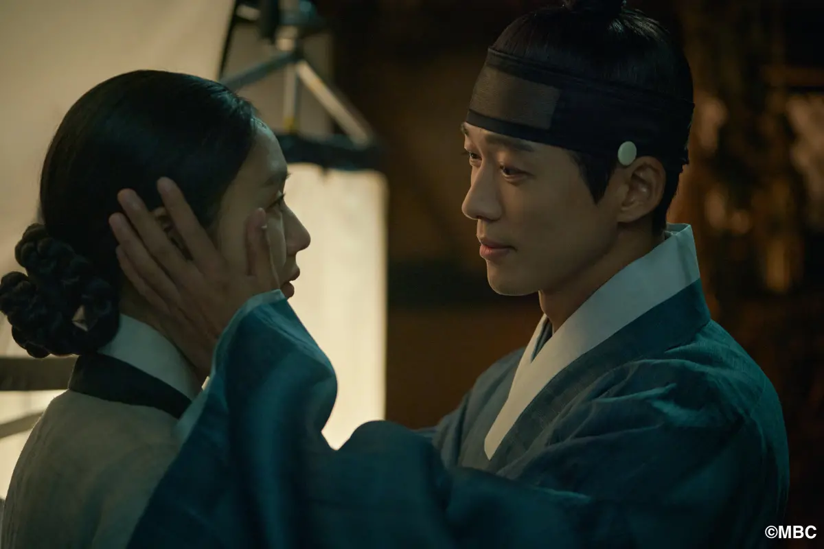 ▲南宮珉（右）跟安恩真在《戀人》戀情坎坷，確認心意又被迫分手，決定結婚男生卻失憶，人生非常Drama。（圖／HamiVideo）