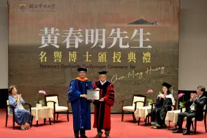 表彰其對臺灣文壇重要貢獻　黃春明今獲頒中央大學名譽博士
