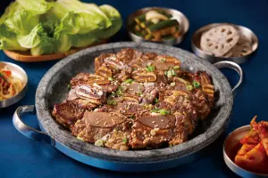 ▲40多道韓式料理中，首推嫩煎噴香的「韓式烤肉」厚嫩的美國帶骨牛小排與豬五花。（圖／台北喜來登提供）