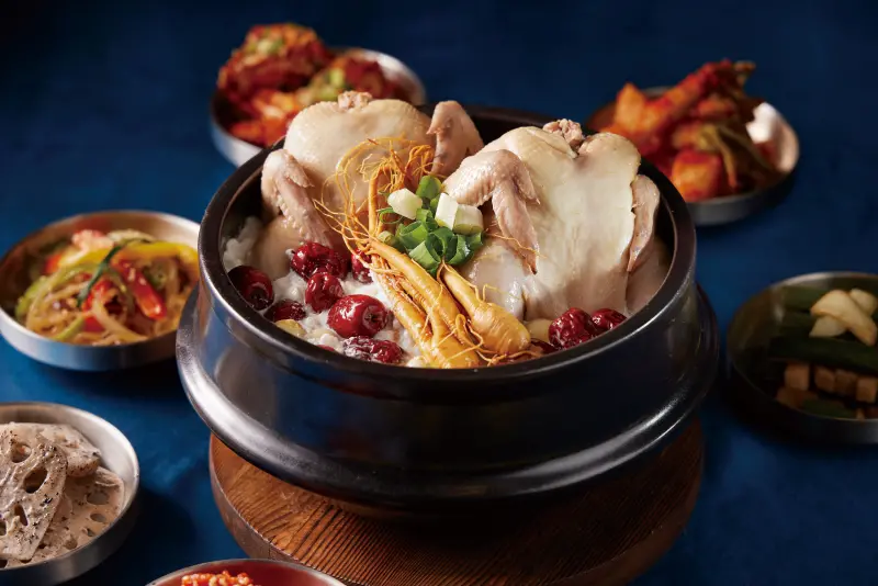 ▲也有各式韓式湯品，像是入冬補湯，不容錯的排隊美食「人參雞粥」。（圖／台北喜來登提供）