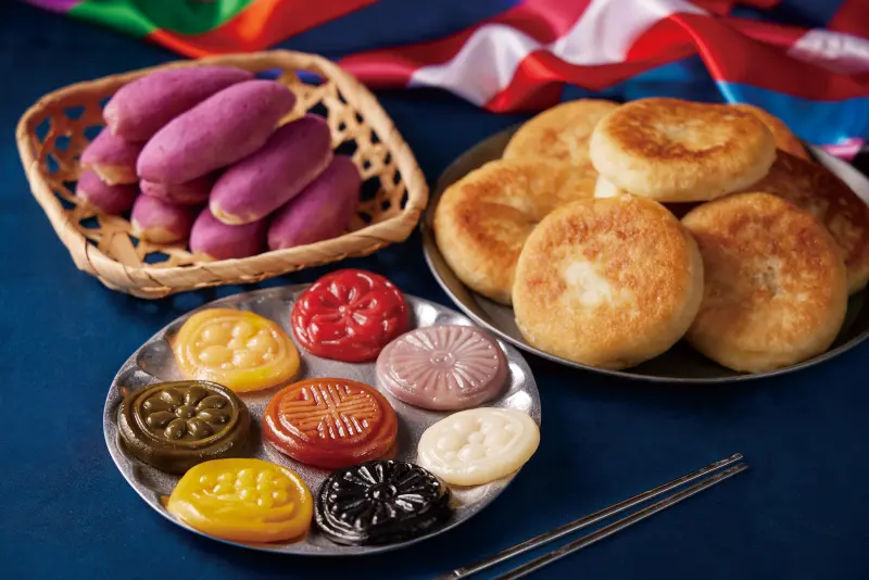 ▲甜點區則有多款韓國人氣甜點，像是「堅果糖餅」、「紫薯地瓜麵包」、「芝麻麻糬麵包」、「韓式松片和彩色年糕」等。（圖／台北喜來登提供）