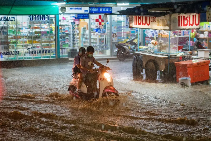▲泰國的雨勢有時候非常猛烈，當地人不喜歡帶雨傘，碰到大雨寧可找個地方躲雨。（圖／取自Pixabay）