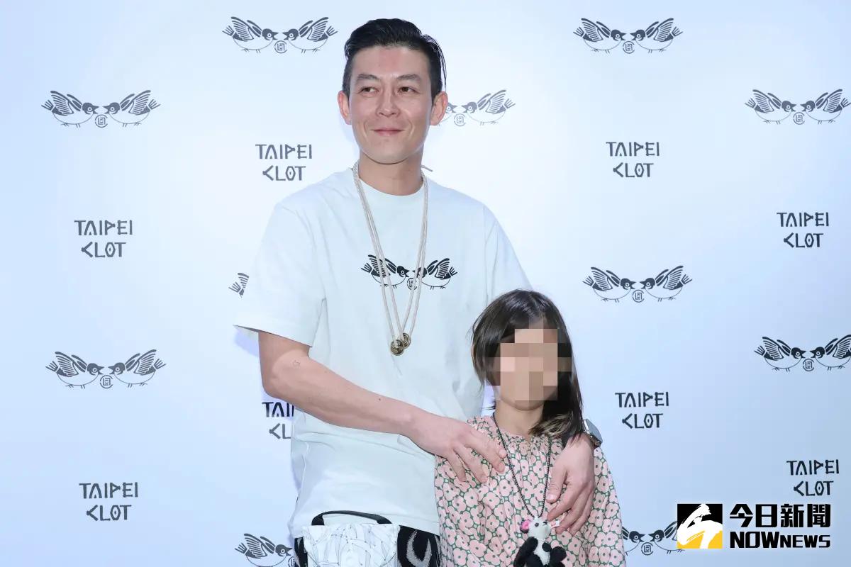 ▲陳冠希（左）成了女兒傻瓜，活動上與女兒Alaia「黏踢踢」。（圖／記者葉政勳攝）