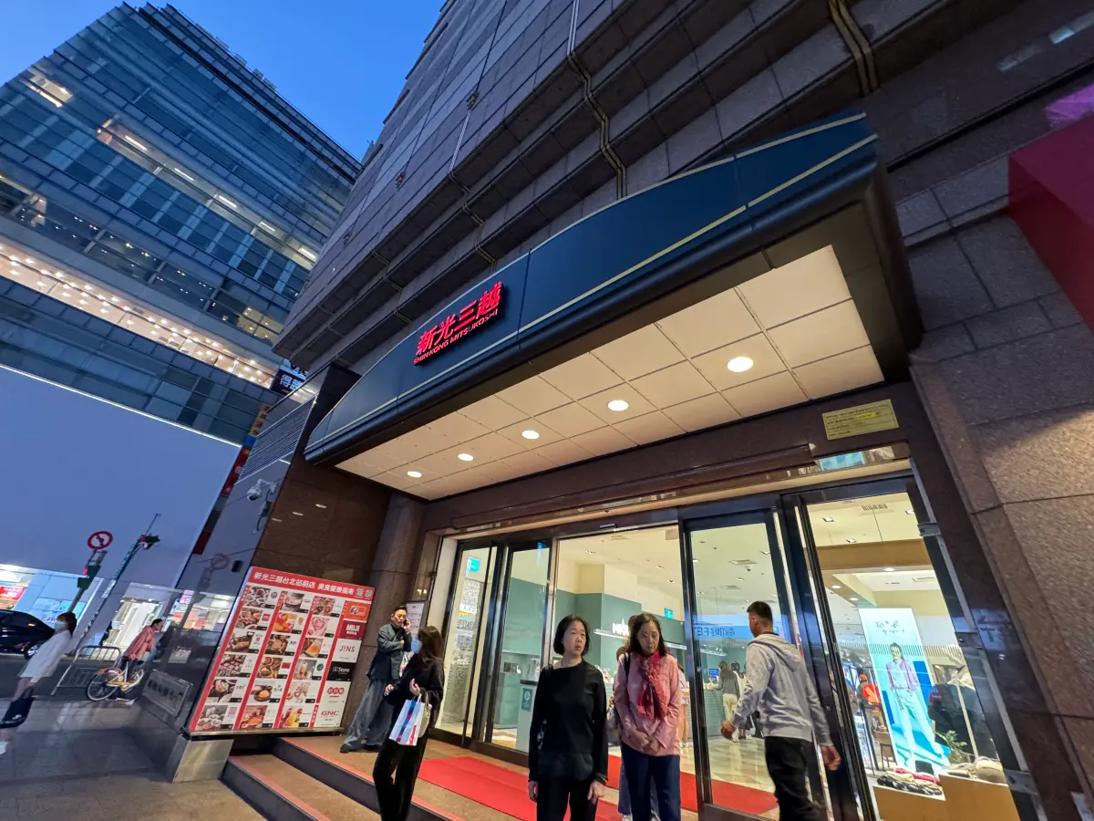 ▲全台擁有15間分店的新光三越，稍早也宣布，明（25）日全台15間分店延至下午2時開店，後續也將針對情況做調整。（圖／記者鍾怡婷攝）