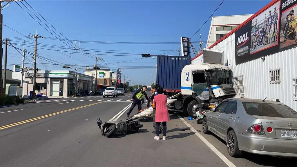▲蘇男駕駛貨櫃車突衝對向車道，並波及7輛汽機車。（圖／翻攝畫面）