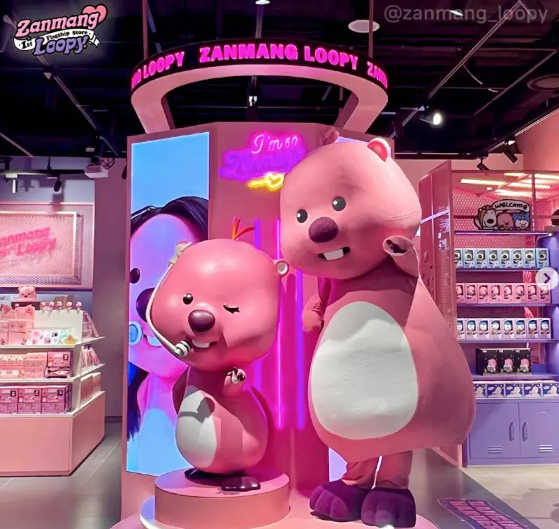 ▲海狸露比本來只是劇中配角,意外被網友做成迷因表情包後爆紅,於是順勢推出角色自己的專屬YouTube頻道、emoji貼紙、旗艦店商城。(圖/翻攝自zanmang_loopy的IG)