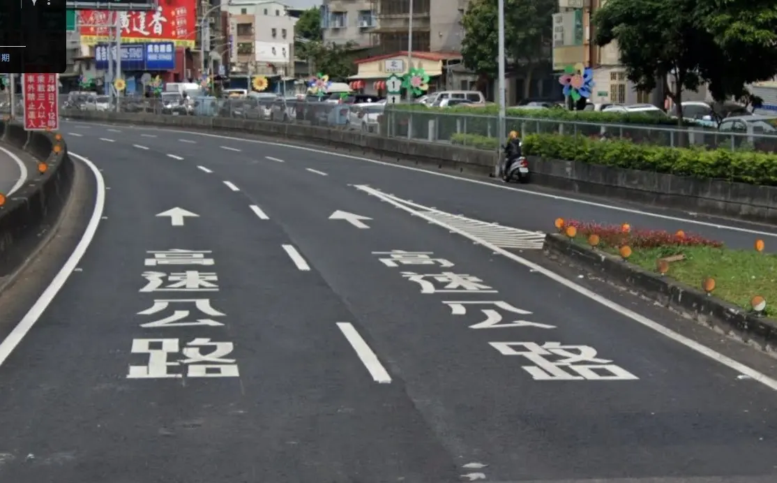 ▲入口匝道處繪設「↑高速公路」地面標字。（圖／高公局提供）