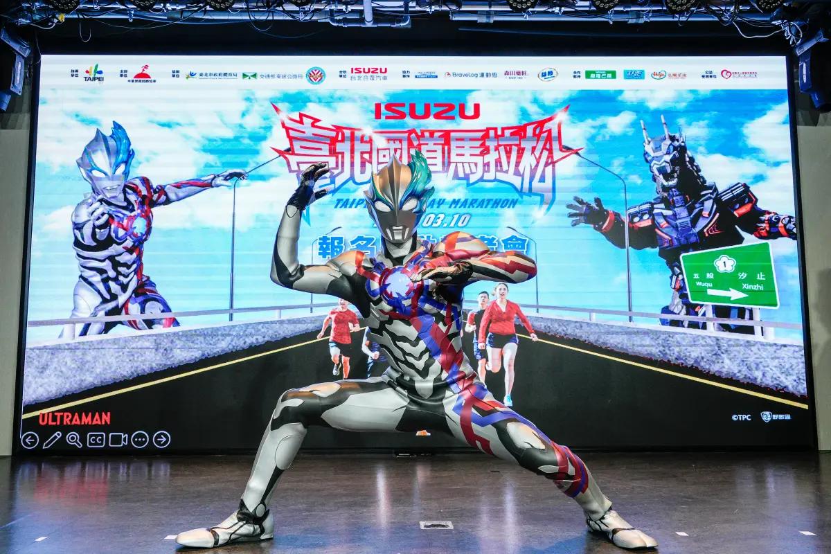 ▲超人力霸王布雷薩展示戰鬥前特定的標誌性動作。官方提供