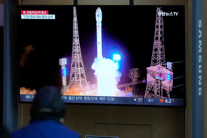 ▲北韓將一枚軍事偵察衛星送上地球軌道後，兩韓局勢更加緊張。（圖／美聯社／達志影像）