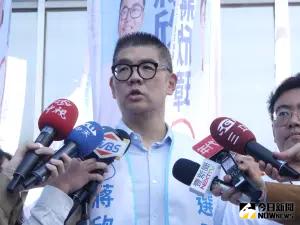 ▲連勝文陪同立委參選人蔣欣璋登記參選，對於黃珊珊開記者會拒絕侯友宜重新判定民調要求，受訪回應請黃別忘記老長官宋楚瑜說過的話。（圖 ／記者吳嘉億攝，2023.11.22）