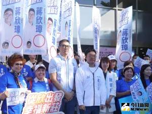 ▲連勝文陪同新北市新莊選區立委參選人蔣欣璋前往新北市選委會登記參選。（圖 ／記者吳嘉億攝，2023.11.22）