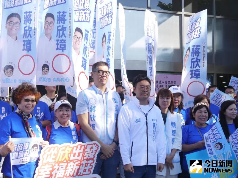 ▲連勝文陪同新北市新莊選區立委參選人蔣欣璋前往新北市選委會登記參選。（圖 ／記者吳嘉億攝，2023.11.22）