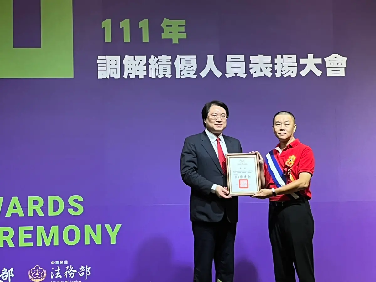 ▲中警劉宗明扮交通事故「轉介調解王」 獲行政院長表揚（圖/記者鄧力軍翻攝）