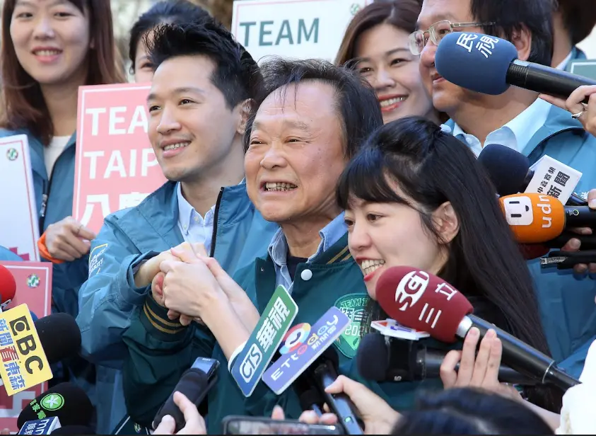 ▲高嘉瑜牽起王世堅、何志偉的手。（圖／記者吳翊緁攝，2023.11.22）