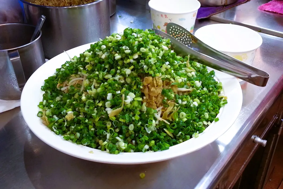 ▲基隆佛心滷味攤怕顧客吃不飽，只要買滷味就能「免費加菜」，連給蔥花都是1斤起跳。（圖／取自「魯都香_基隆復興店」）