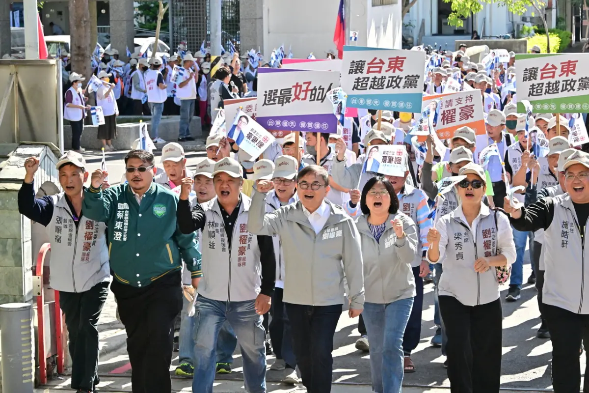 ▲劉櫂豪今日在數百名支持者的陪同下，以無黨籍身分登記參選立委，此舉將直接衝擊民進黨參選人賴坤成選情。（圖／劉櫂豪競辦提供）